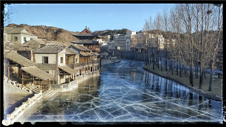 郭保良-12冰上的古北水鎮(zhèn)——2018-01-16——冬天的北方很冷，充滿了江南水鄉(xiāng)風(fēng)情的古北水鎮(zhèn)的河水都成了冰，但顯示出來的卻是另一種水鄉(xiāng)風(fēng)情.jpg